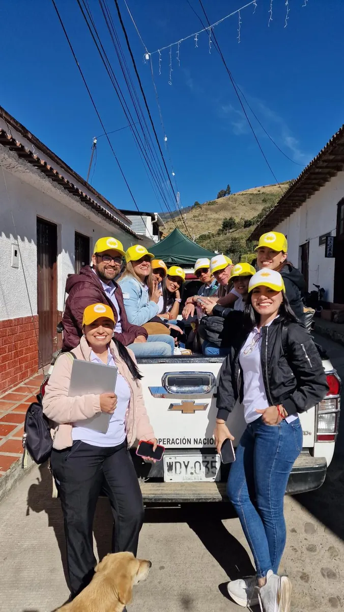 Grupo de voluntarios de Fundación Humanitos con gorras amarillas
