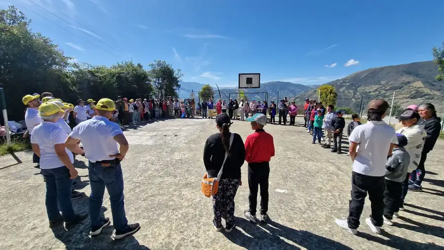 Comunidad reunida con la pancarta de Fundación Humanitos en Norte de Santander